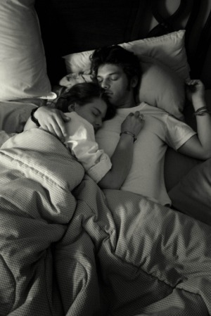 Femme allongée sur l'épaule de son homme, endormis dans une sieste sage