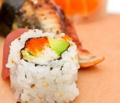 nyotaimori : sushi déposé sur la peau